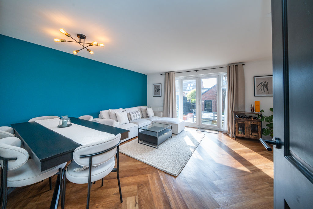 Lounge/Diner- click for photo gallery